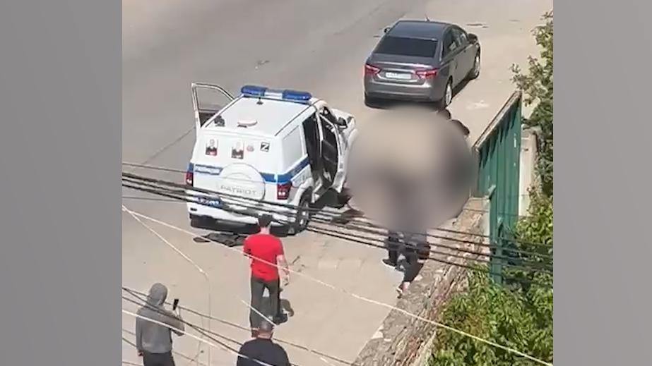 Кадры стрельбы в Махачкале, во время которой погибли полицейские