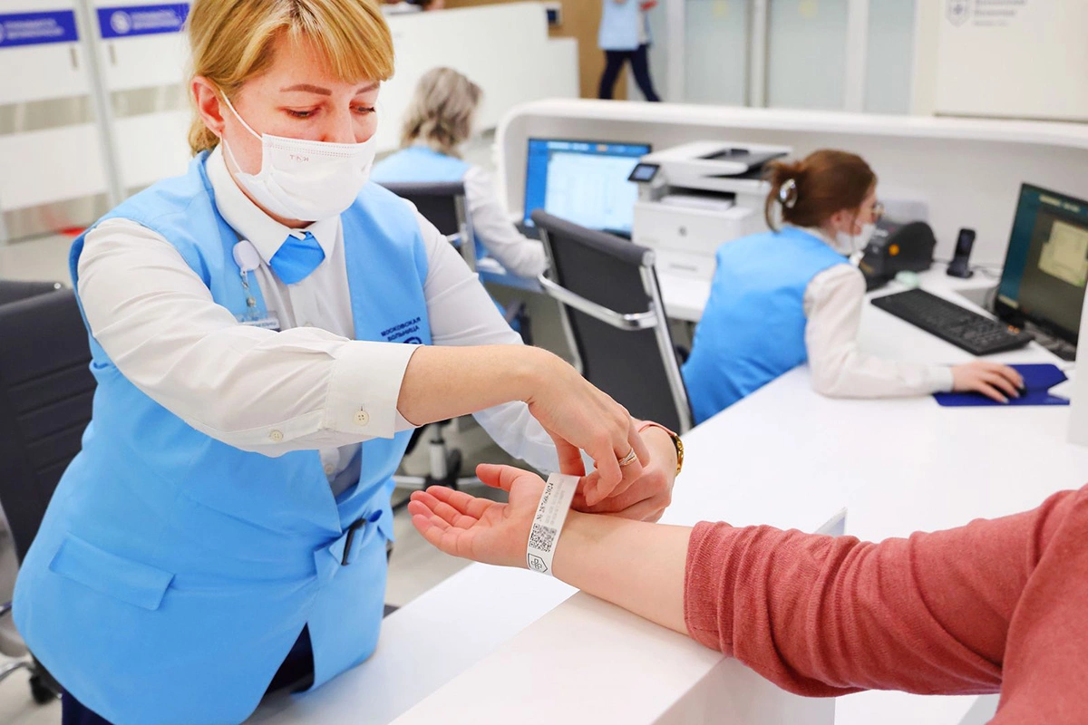 Цифровой код выдается в приемном отделении, для простого пациента — это упорядоченное оказание медицинских услуг и снижение вероятности ошибок