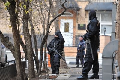 Петербург за 10 минут: шлагбаумы во дворах и террорист в McDonalds