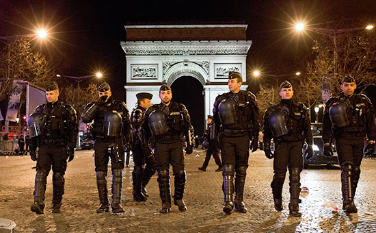 Сотрудники французской полиции&nbsp;в центре Парижа в&nbsp;новогоднюю ночь