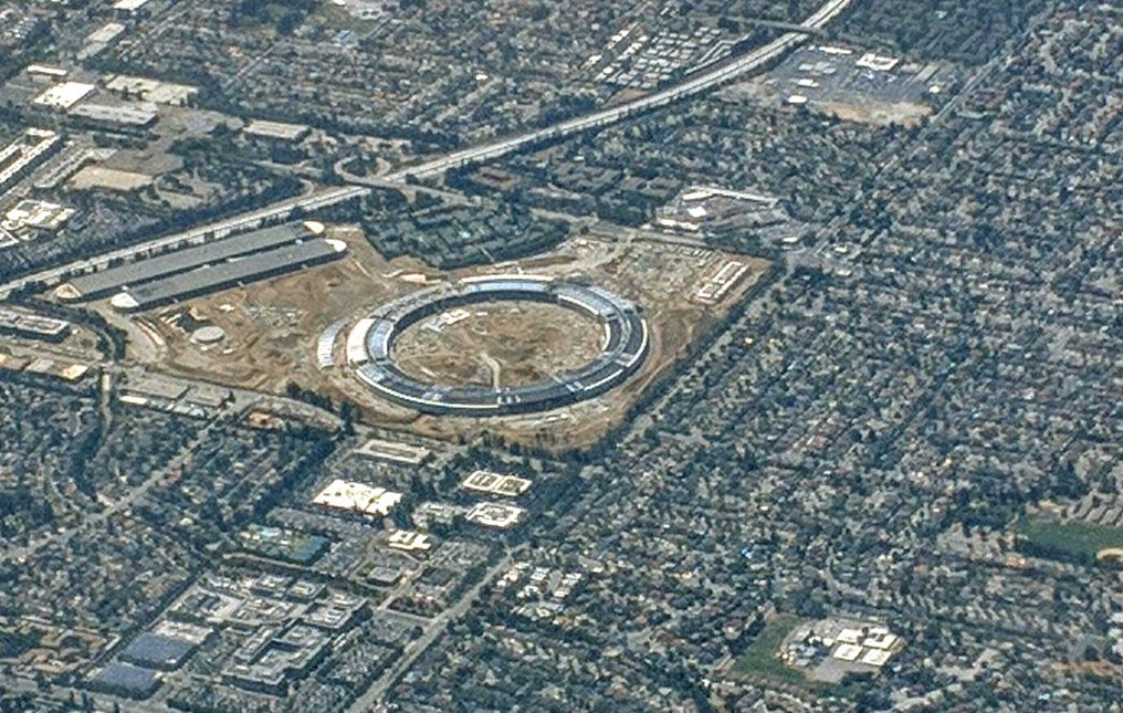 Apple park расположен на участке размером 71 га в Калифорнии. Стоимость участка составила $160 млн, а стоимость всего проекта Apple park &mdash; порядка $5 млрд