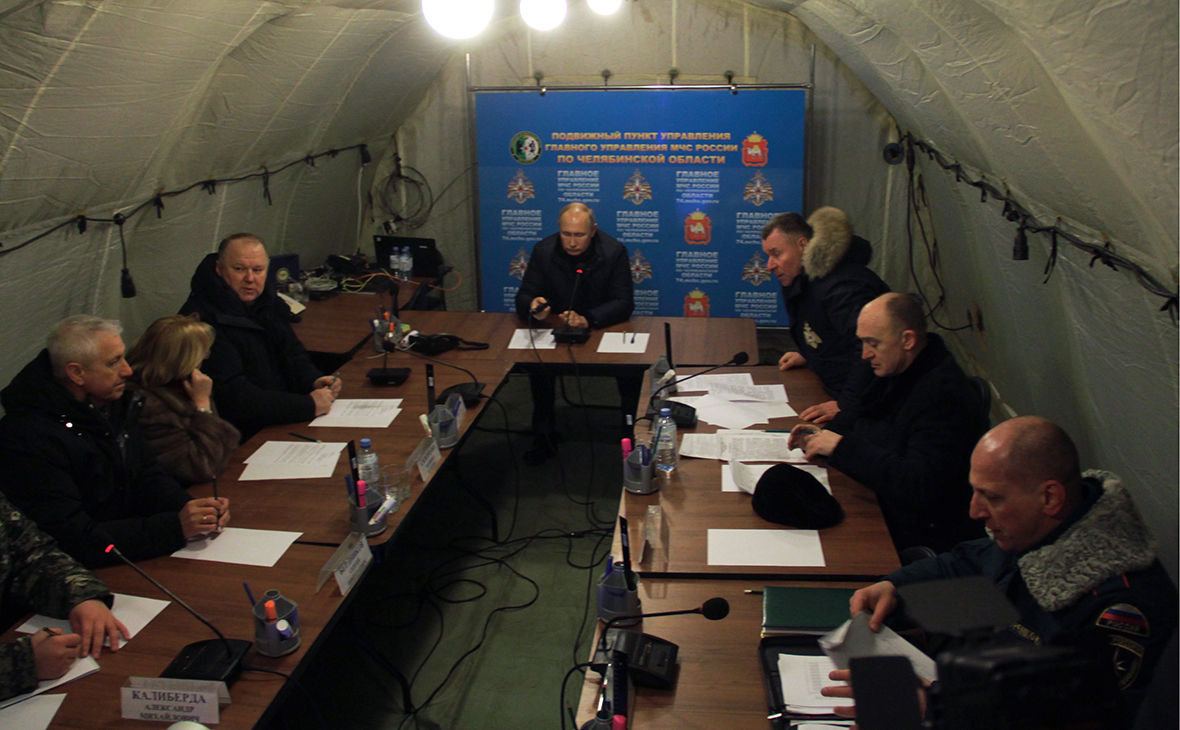 &nbsp;Владимир Путин (в центре) во время экстренного совещания в главном штабе МЧС по Челябинской области
