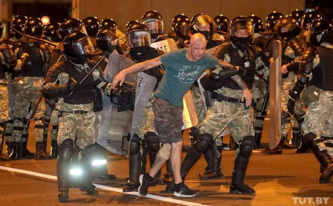 В Минске начались столкновения после завершения выборов президента