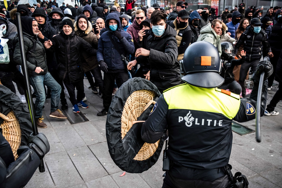 В Нидерландах полиция силой разогнала несогласных с мерами из-за COVID