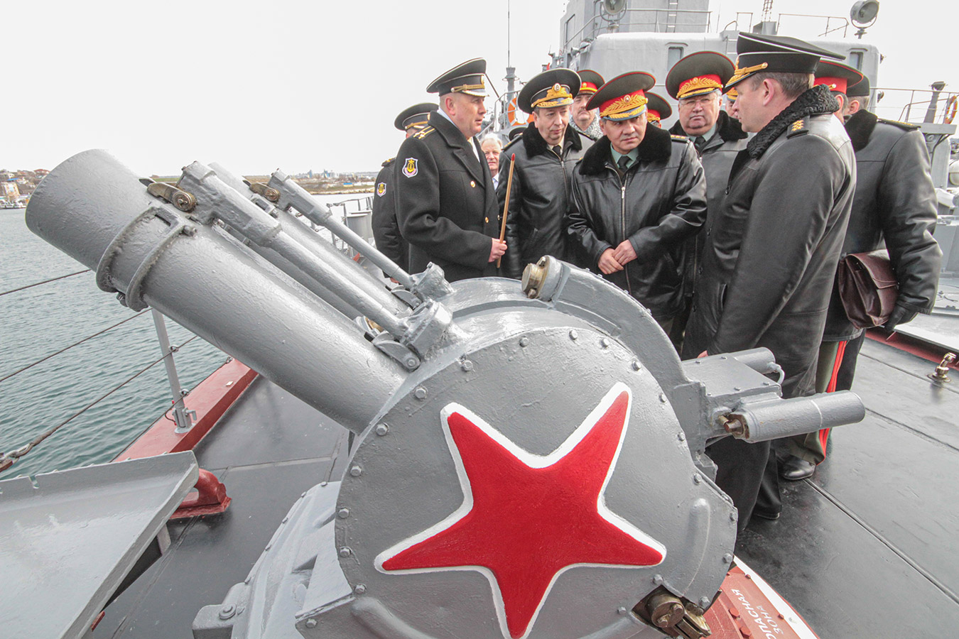 На фото:  министр обороны России Сергей Шойгу (в центре) во время осмотра вооружения на борту ракетного крейсера &laquo;Москва&raquo;, 20 февраля 2013 года