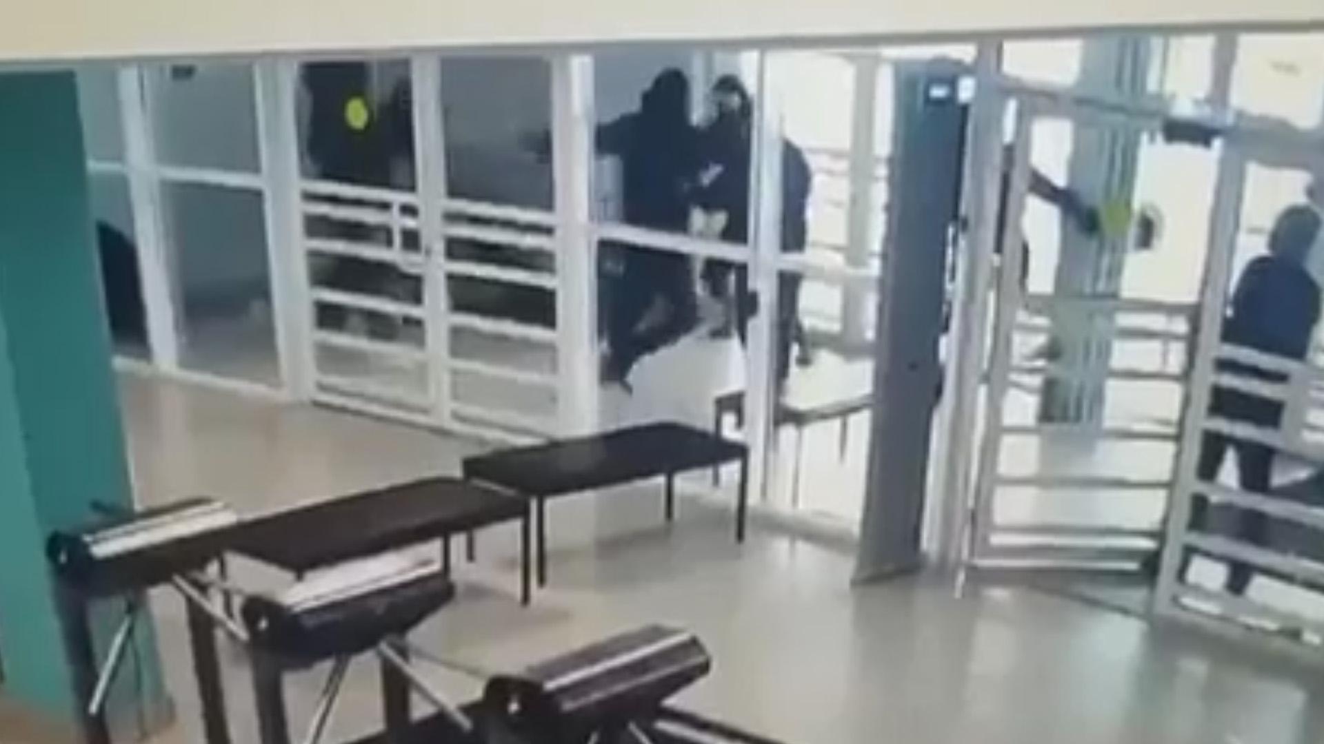 Подростки ворвались в школу в Челябинске и подрались. Видео