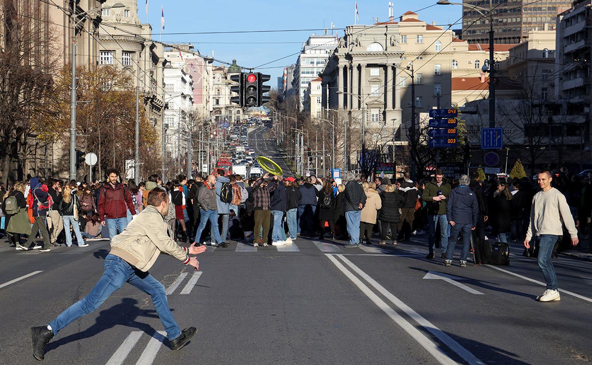 Студенты игрой в футбол перекрыли центральную улицу Белграда — РБК