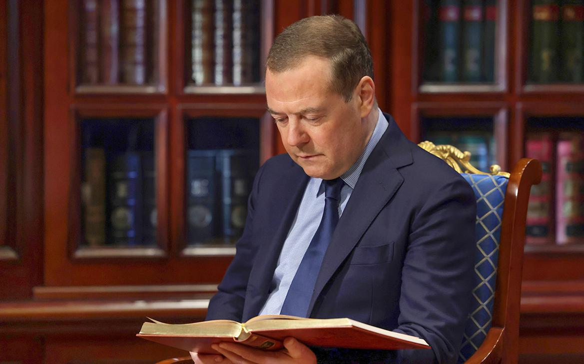 Медведев пообещал победу над теми, что «подменяет историю злобной ложью»