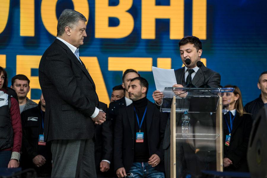 Петр Порошенко и Владимир Зеленский во время дебатов, 2019 год