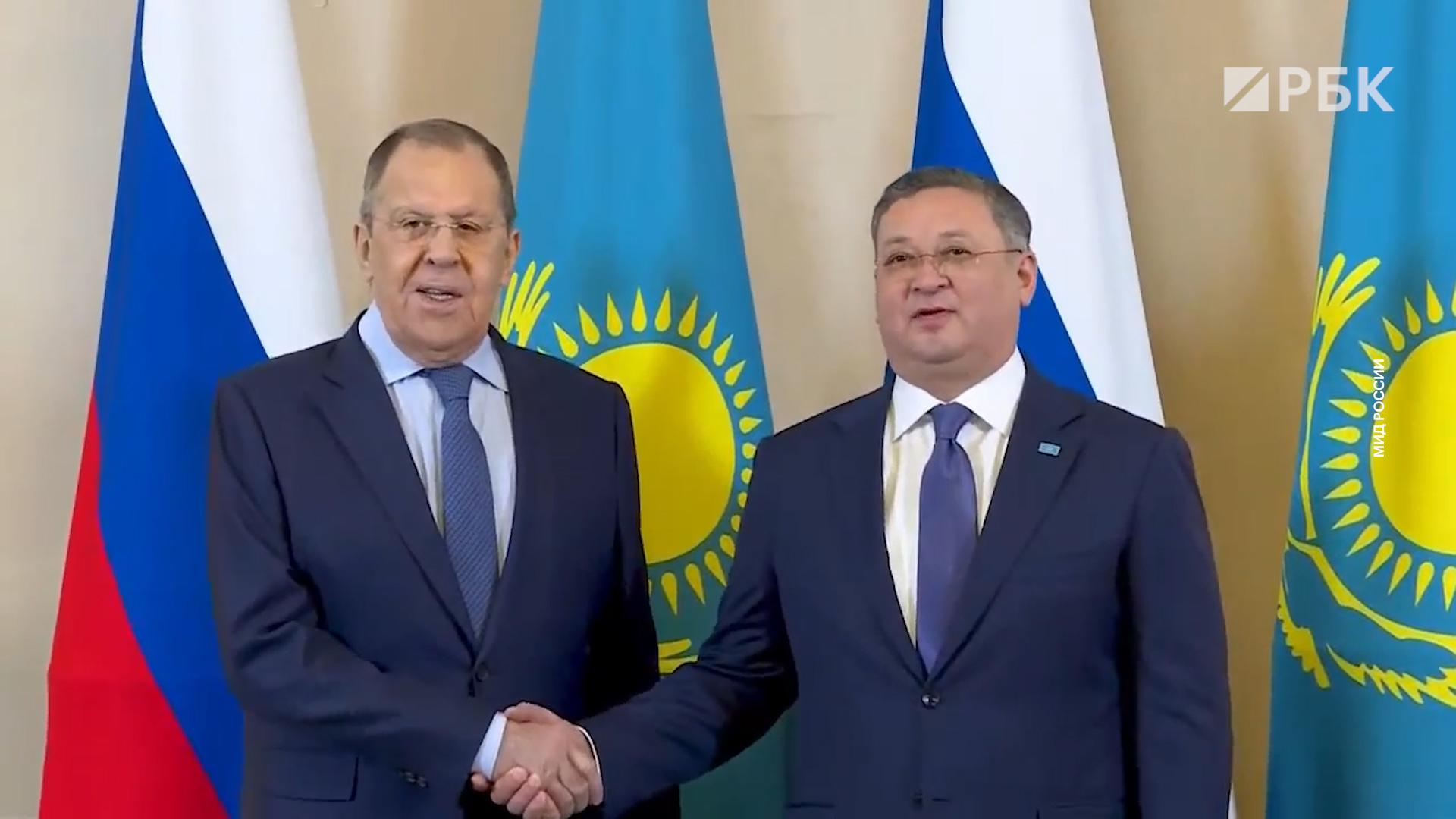Лавров на встрече с главой МИД Казахстана пошутил о настойке на гвоздике