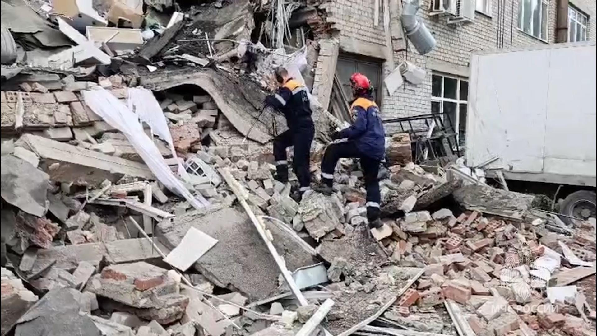 В Екатеринбурге из рухнувшего офисного здания вывели более 20 человек