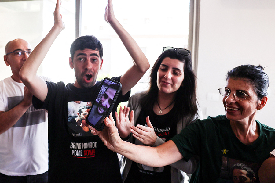На фото: тетя заложника Нимрода Коэна показывает его фото во время разговора с матерью перед освобождением. 