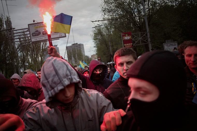 В Донецке пророссийские активисты напали на участников митинга за единую Украину, несколько человек пострадали.