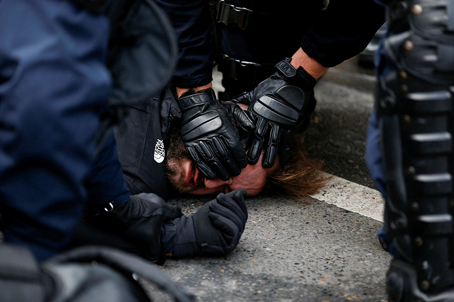 Во время задержаний в Париже пострадали до 30 человек. Всего в столице Франции были задержаны 575 человек