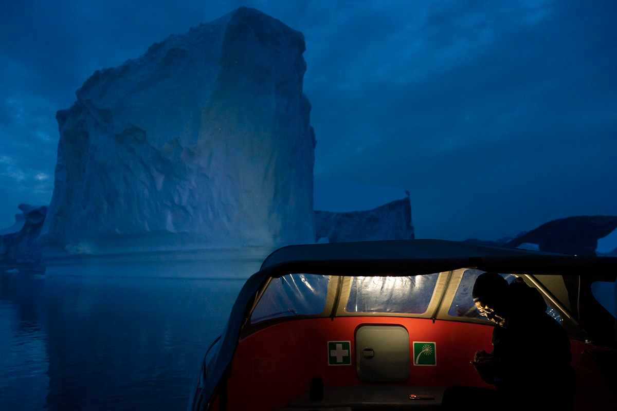Вид из исследовательской лодки на большой айсберг у берегов Гренландии