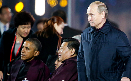 Президент России Владимир Путин, председатель КНР Си Цзиньпин и президент США Барак Обама (справа налево) перед началом музыкально-светового шоу на Пекинском национальном стадионе