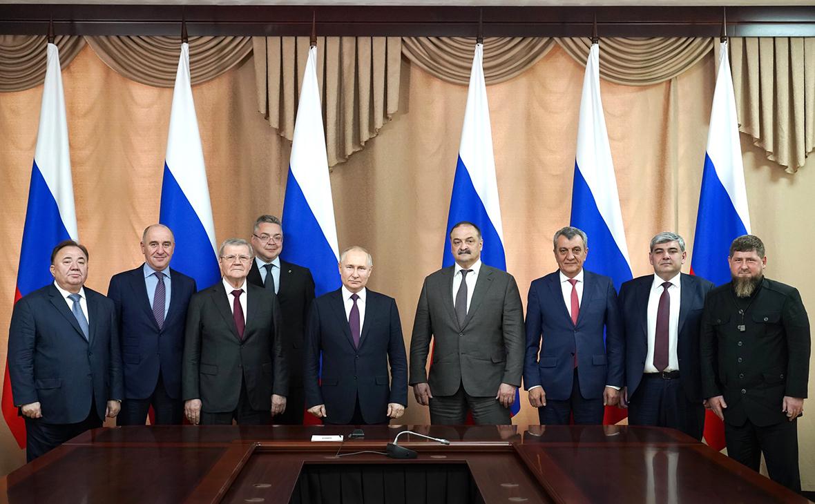 Владимир Путин (в центре)&nbsp;фотографируется с участниками заседания Совета по межнациональным отношениям