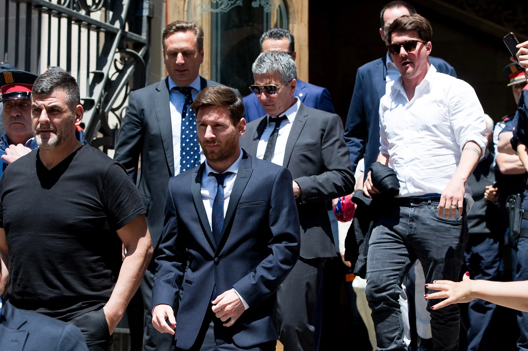 <p>Лионель Месси выходит из здания суда в сопровождении своего отца Хорхе Орасио Месси (второй справа) и брата,&nbsp;Родриго Месси, (справа) 2 июня 2016 года в Барселоне, где их обвинили в финансовых махинациях&nbsp;</p>
