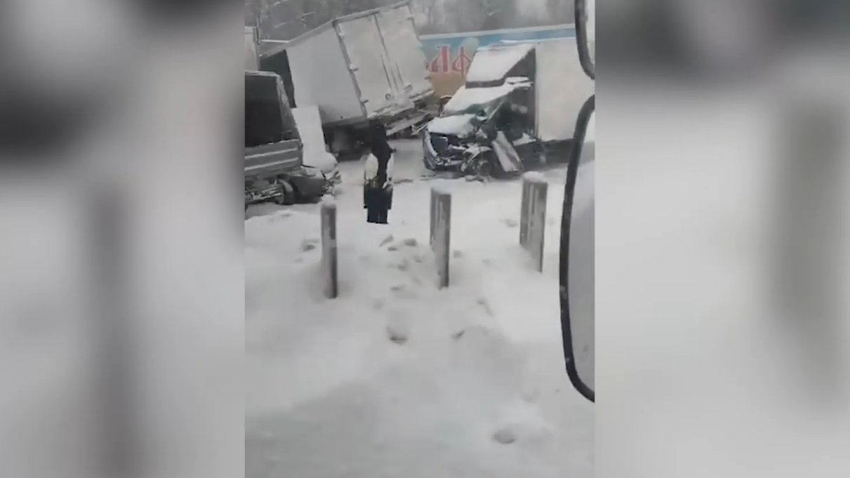 Массовая авария грузовиков на трассе в Татарстане. Видео