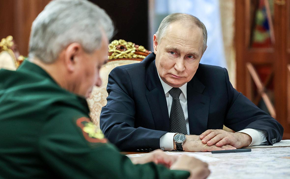 Владимир Путин и Сергей Шойгу во время встречи в Кремле