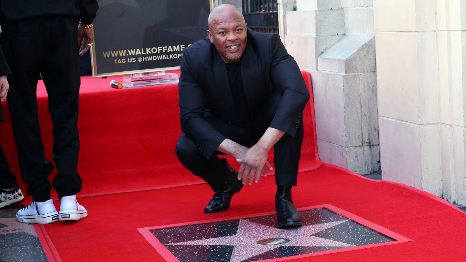 <p>Dr. Dre&nbsp;во время открытия своей звезды на &laquo;Аллее славы&raquo; в Голливуде</p>