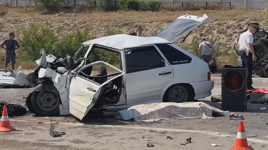 В столкновении Lada и Mercedes в Севастополе погибли пять девушек