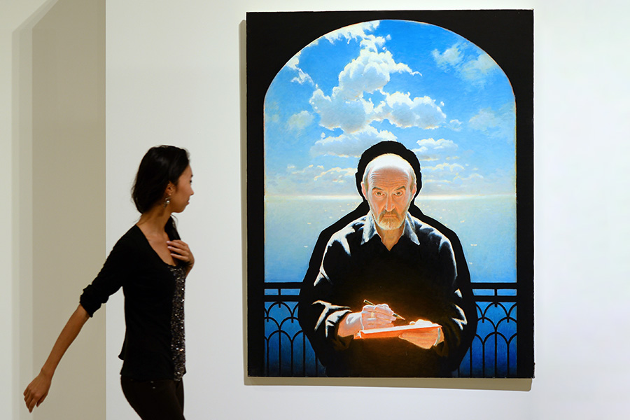 На фото&nbsp;&mdash; посетительница у картины &laquo;Автопортрет&raquo; в &laquo;Манеже&raquo;, 2014 год
&nbsp;