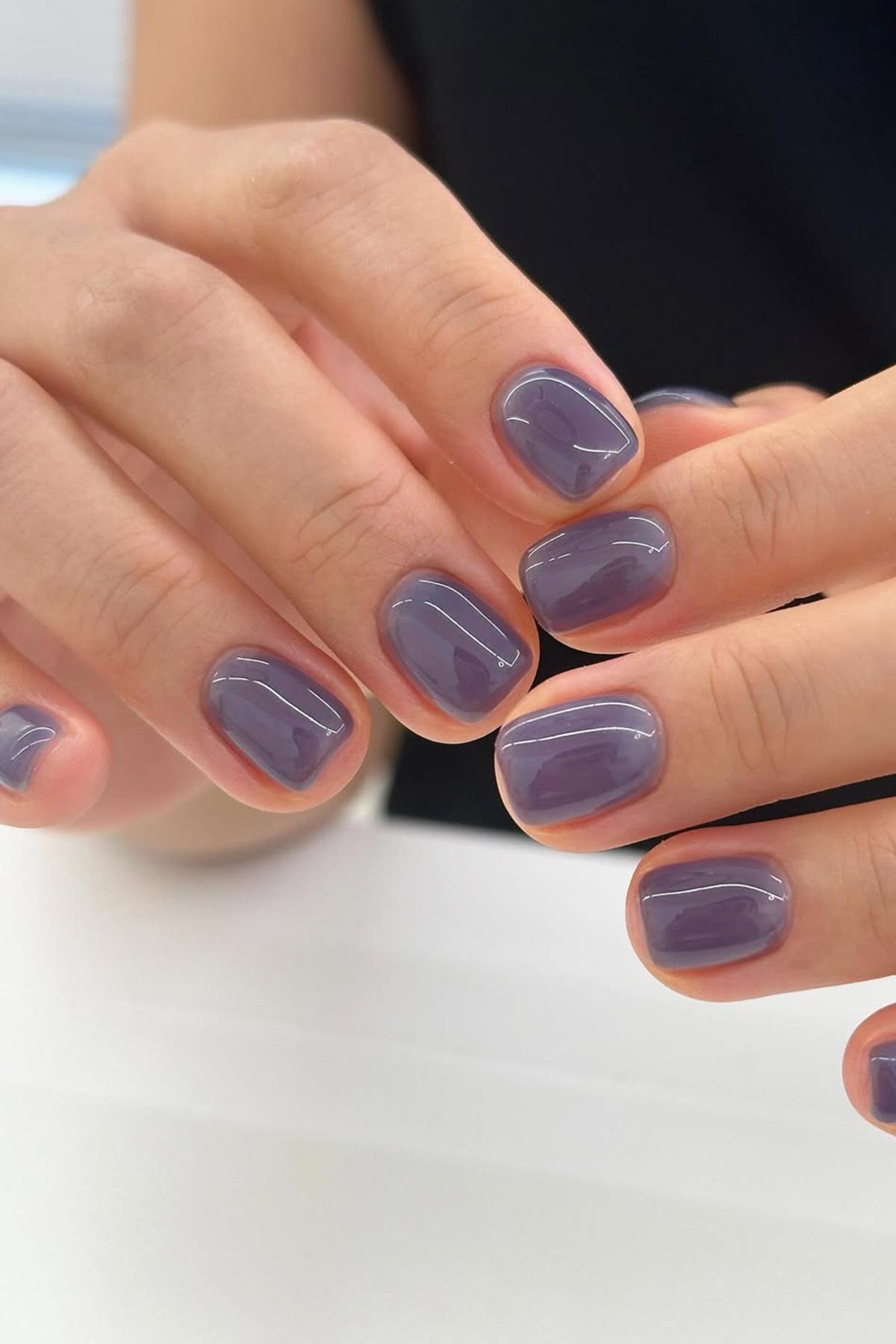 Эффект &laquo;стеклянная дымка&raquo;&nbsp;&mdash; необычный тренд маникюра на Новый год 2026