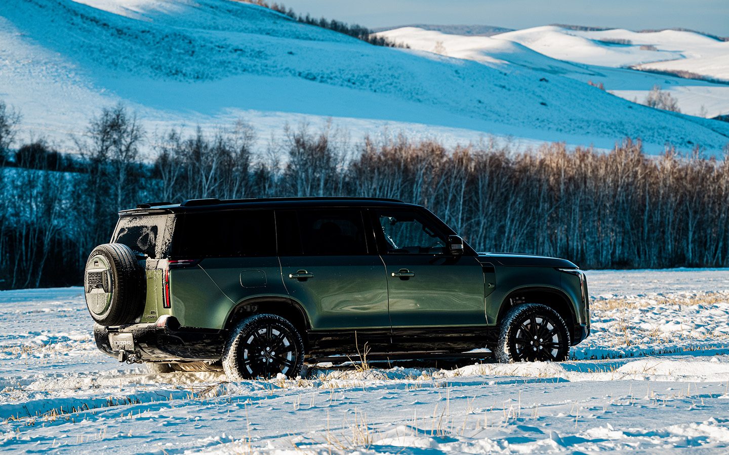 От соприкосновений со снежными торосами при пересечении холмистой местности защищает практичный обвес из некрашеного пластика