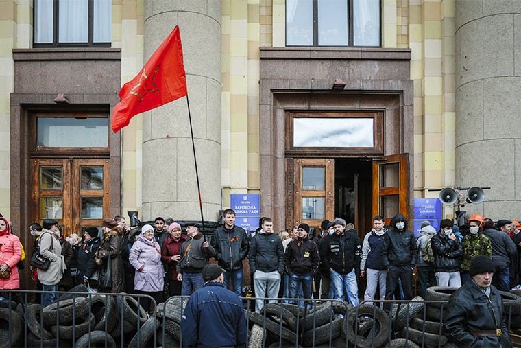 ХарьковАнтимайдановцы захватили здание обладминистрации. На следующее утро власти освободят его с помощью спецоперации. 