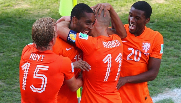 Сборные Голландии и Чили разыграли в очном матче лидерство в группе. В итоге голландцы взяли верх над соперником со счетом 2:0 и добавили немного радости своим фанатам. Между тем, обе сборные продолжают борьбу за главный трофей. (C) Getty Images
