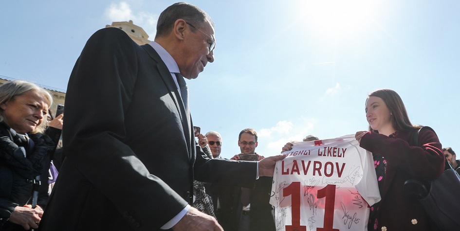 Сергей Лавров (слева) получает в подарок от журналистов футболку с автографами игроков &laquo;Спартака&raquo;
