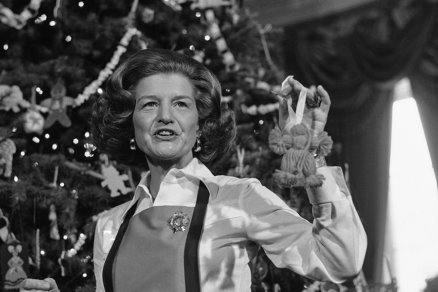 Бетти Форд, жена 38-го президента Джеральда Форда, 1975 год. Ель украсили 3 тыс. игрушек ручной работы. Тема&nbsp;&mdash; &laquo;Старое доброе Рождество в Америке&raquo;