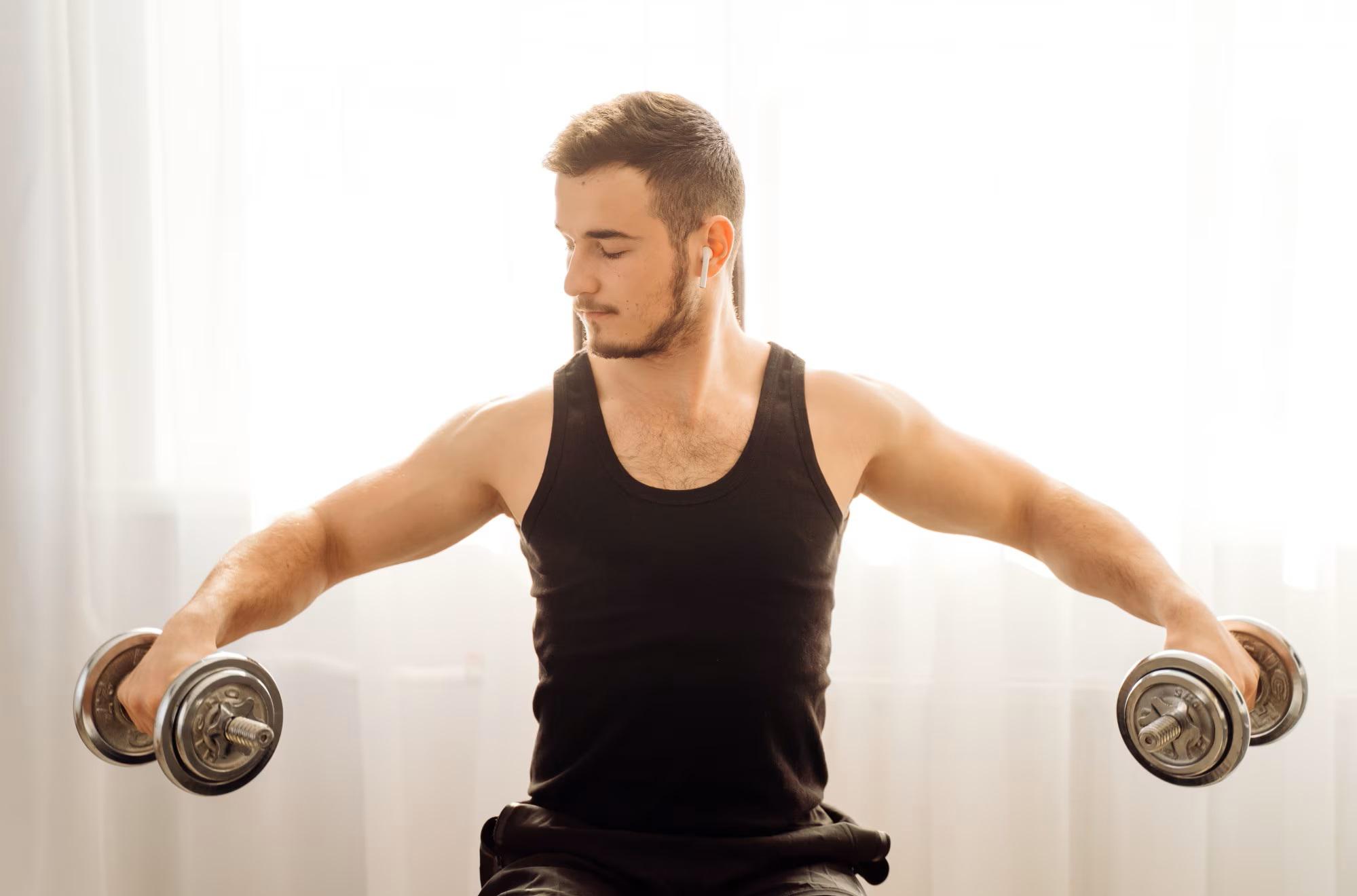 Упражнения на плечи: как правильно делать, подборка для спортзала и дома |  РБК Стиль