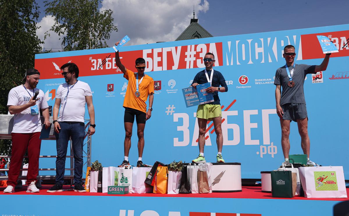 Ринас Ахмадеев (второе место), Владимир Никитин (первой), Алексей Реунков (третье) после Всероссийского полумарафона &laquo;ЗаБег.РФ&raquo;
