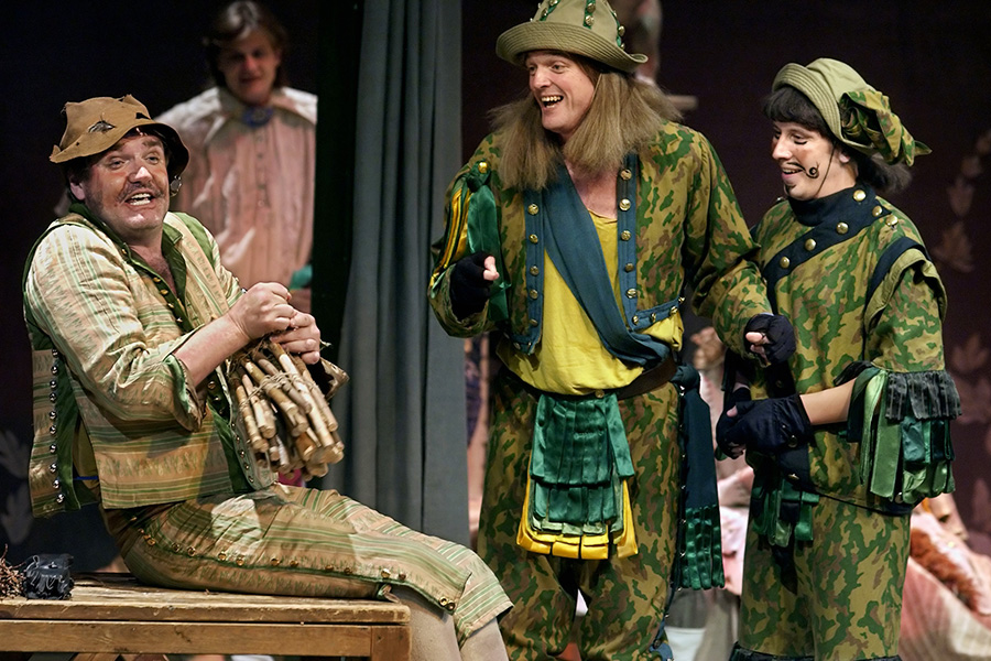 На сцене театра Et Cetera, 2005 год

Сам актер скромно оценивал свои достижения в кино. &laquo;С театром-то еще&nbsp;более-менее. А с кино? Не думаю, что там я состоялся. Да, у меня много фильмов. Но, может, я просто человек такой, что даже если завтра сыграю что-то выдающееся и получу какого-нибудь &laquo;Оскара&raquo;, так и останется ощущение, что у меня еще&nbsp;все&nbsp;впереди. Сейчас я живу именно с таким чувством, что вся самая интересная штуковина&nbsp;&mdash; впереди&raquo;,&nbsp;&mdash; признавался он в интервью. 