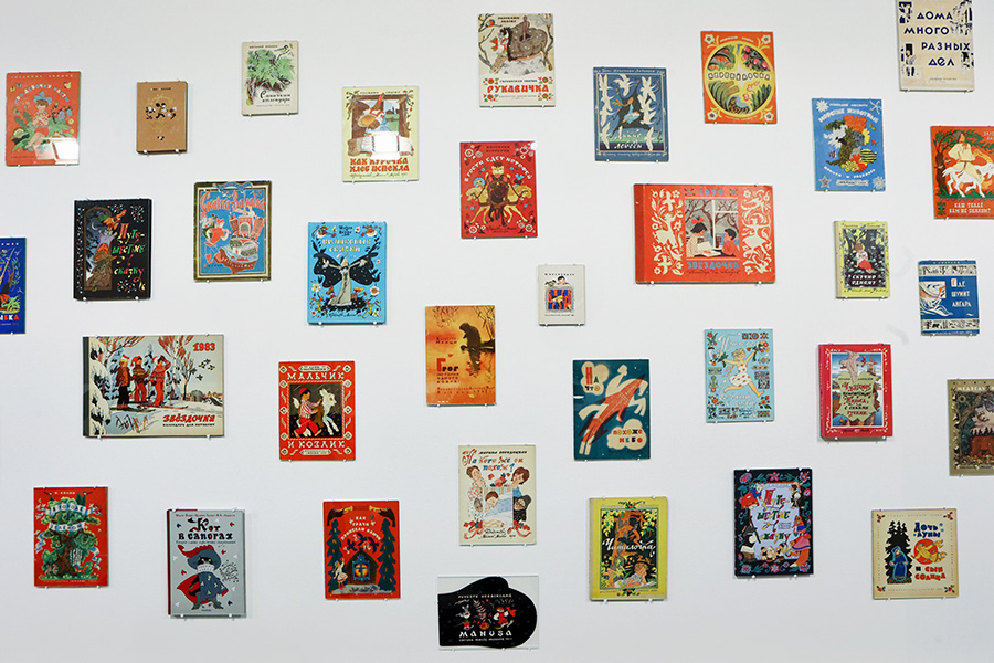 В 1973 году Эрик Булатов эмигрировал и с того времени жил между Москвой и Парижем. Он был &laquo;медленным&raquo; художником и создал всего около 250 картин. На каждую из них уходило от одного года до двух с половиной лет. В Париже у Булатова была мастерская&nbsp;&mdash; &laquo;светлая, с высокими потолками, окнами выходит на узенькую улочку&raquo;. Автор интервью с ним писала, что &laquo;мастер работает за любимым стеклянным столом, в окружении набросков и карандашей&raquo;.

На фото&nbsp;&mdash; превью выставки &laquo;Чудесное путешествие&raquo; в МАММ с иллюстрациями Булатова и Олега Васильева 1960&ndash;1980-х годов