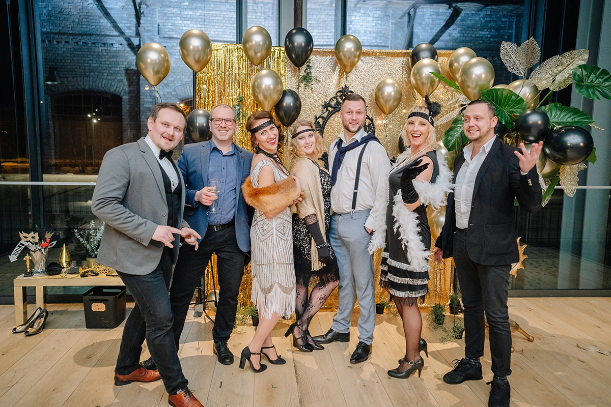 Наденьте костюмы в стиле «ревущих двадцатых»