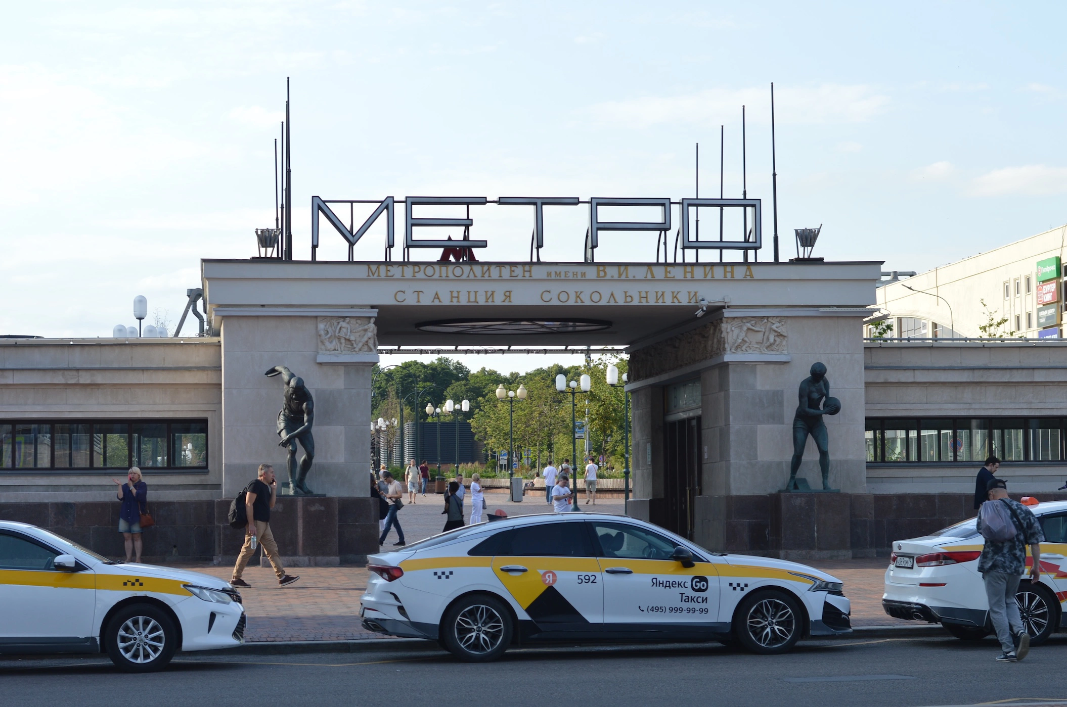 Вход в метро «Сокольники»