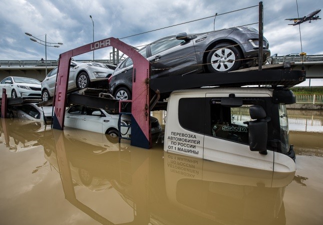 Из-за потопа федеральная трасса Джубга–Сочи  "стоит" под Адлером уже  12 часов