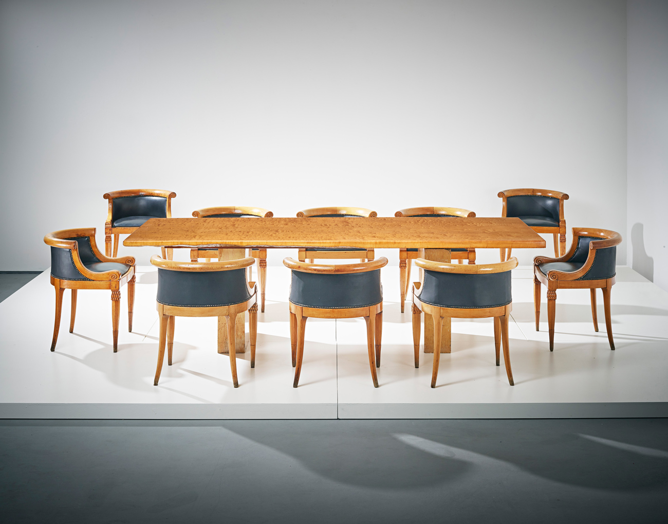 Арман-Альбер Рато. ​Комплект обеденного стола и десяти стульев в стиле модерн, 1931. Эстимейт &pound;1 000 000&ndash;1 500 000. Phillips, Аукцион Modern Masters&amp;Design, 26 и 27 апреля, Лондон
