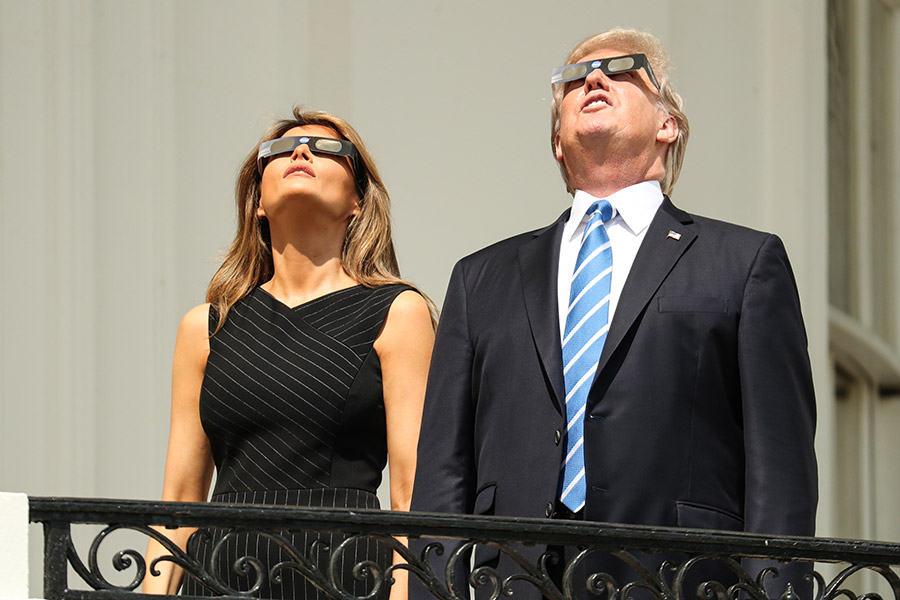 За солнечным затмением наблюдали в том числе президент США Дональд Трамп и первая леди Мелания. Супруги смотрели на него из Белого дома в Вашингтоне.
