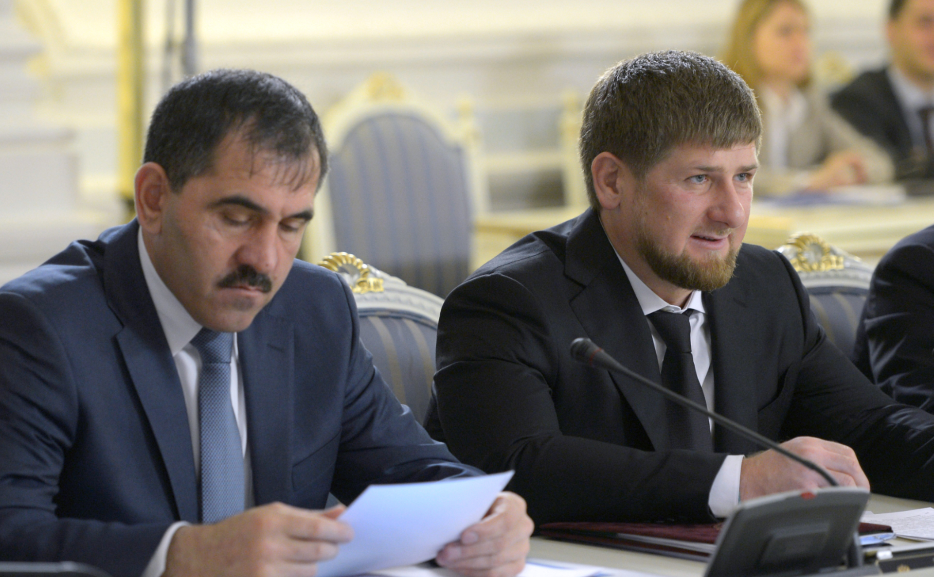 Глава Ингушетии Юнус-Бек Евкуров (слева) и Рамзан Кадыров (справа)