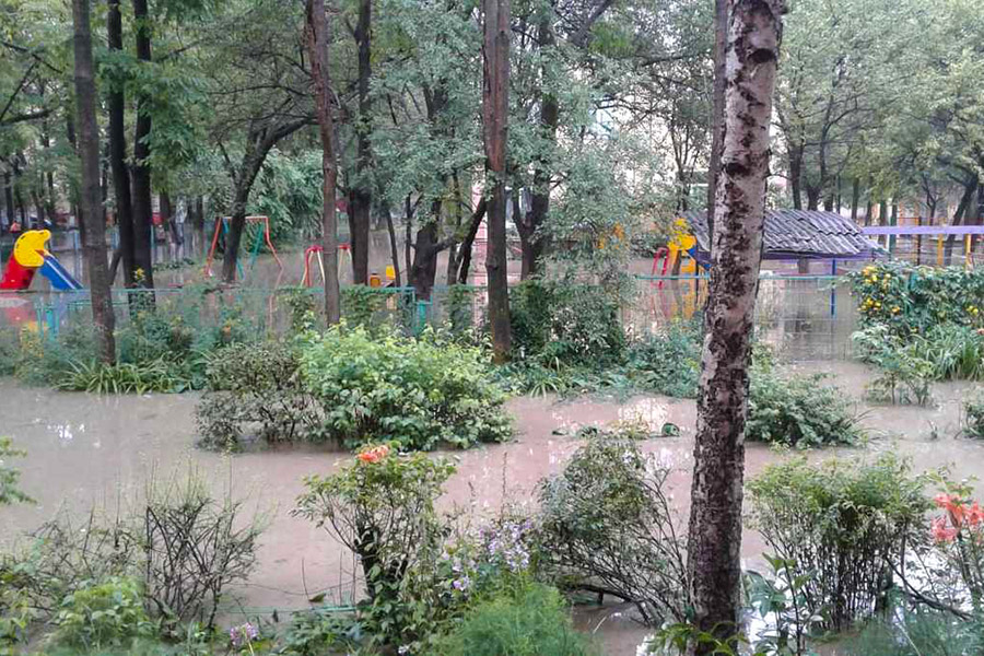 Сообщается, что от сильных осадков пострадал только Владивосток, на остальной территории Приморского края мощных дождей не было