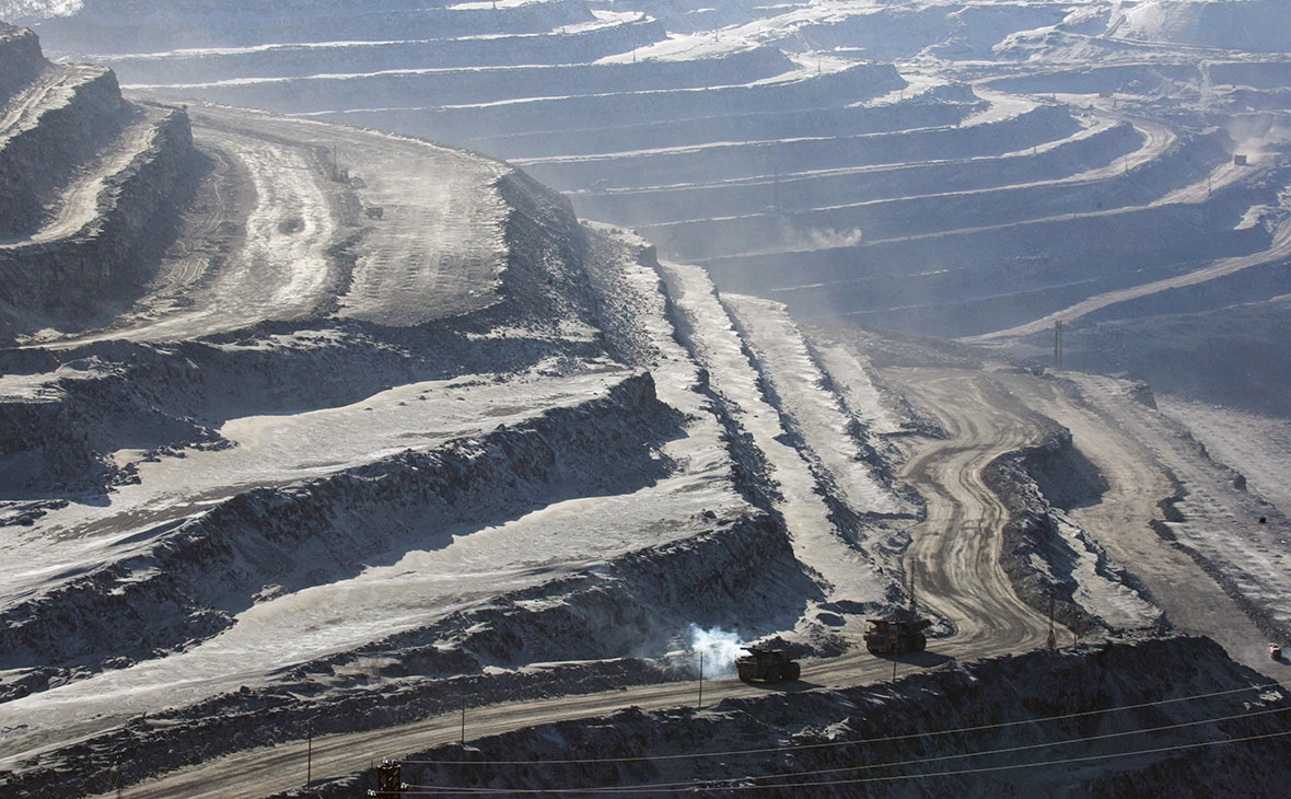 Открытый карьер угольного разреза Эльгинского месторождения

