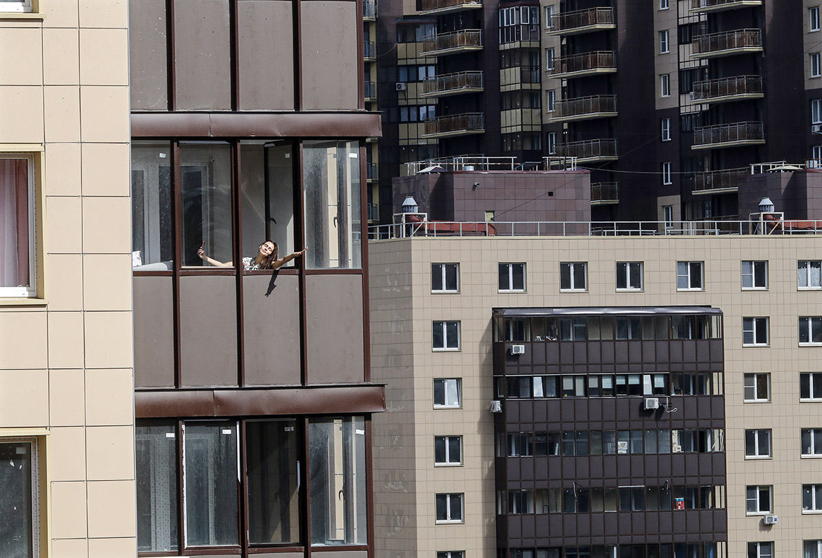 Москва. Женщина отдыхает на балконе своего дома во время пандемии коронавируса