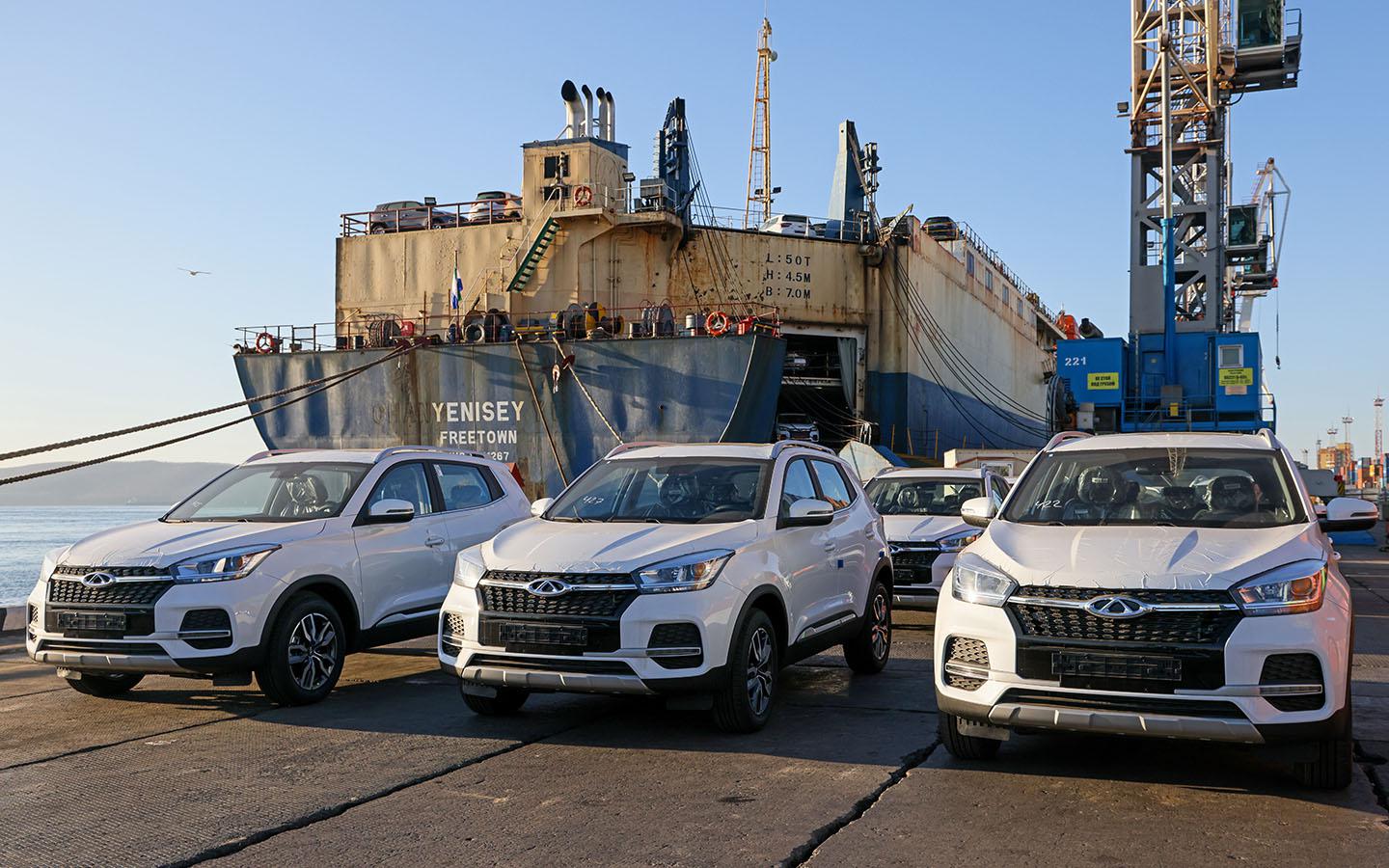 Россия. Владивосток. Новые автомобили марки Chery из Китая во время выгрузки с борта судна-автомобилевоза &laquo;Енисей&raquo; и транспортировки на склад хранения у причала №&nbsp;3 автомобильного терминала Владивостокского морского торгового порта