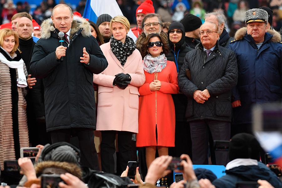 Диана Гурцкая (третья справа в первом ряду) на митинге в поддержку Владимира Путина, 2018 год