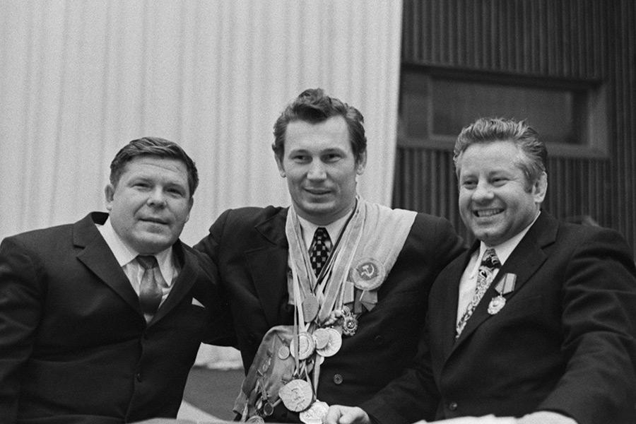 СССР. 1 ноября 1972 г. Олимпийский чемпион по вольной борьбе Александр Медведь со своими наставниками-тренерами Павлом Григорьевым и Болеславом Рыбалко (справа)