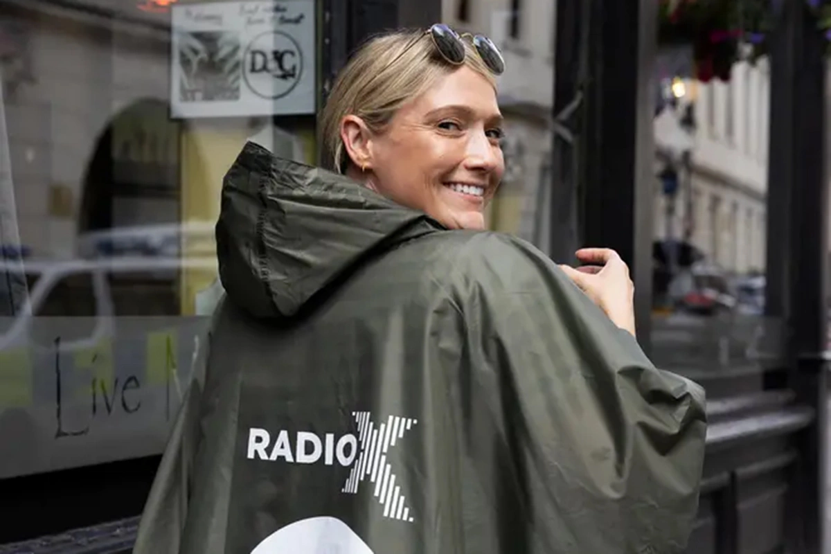 Британская радиостанция Radio X запустила ограниченную серию «пивонепроницаемых парк» стоимостью £28 для защиты фанатов на концертах Oasis